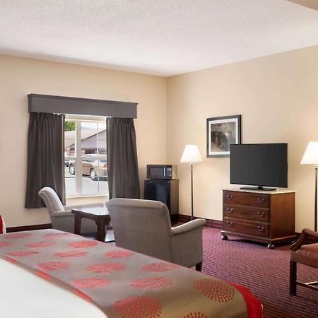 Отель Ramada By Wyndham Pigeon Forge North Экстерьер фото