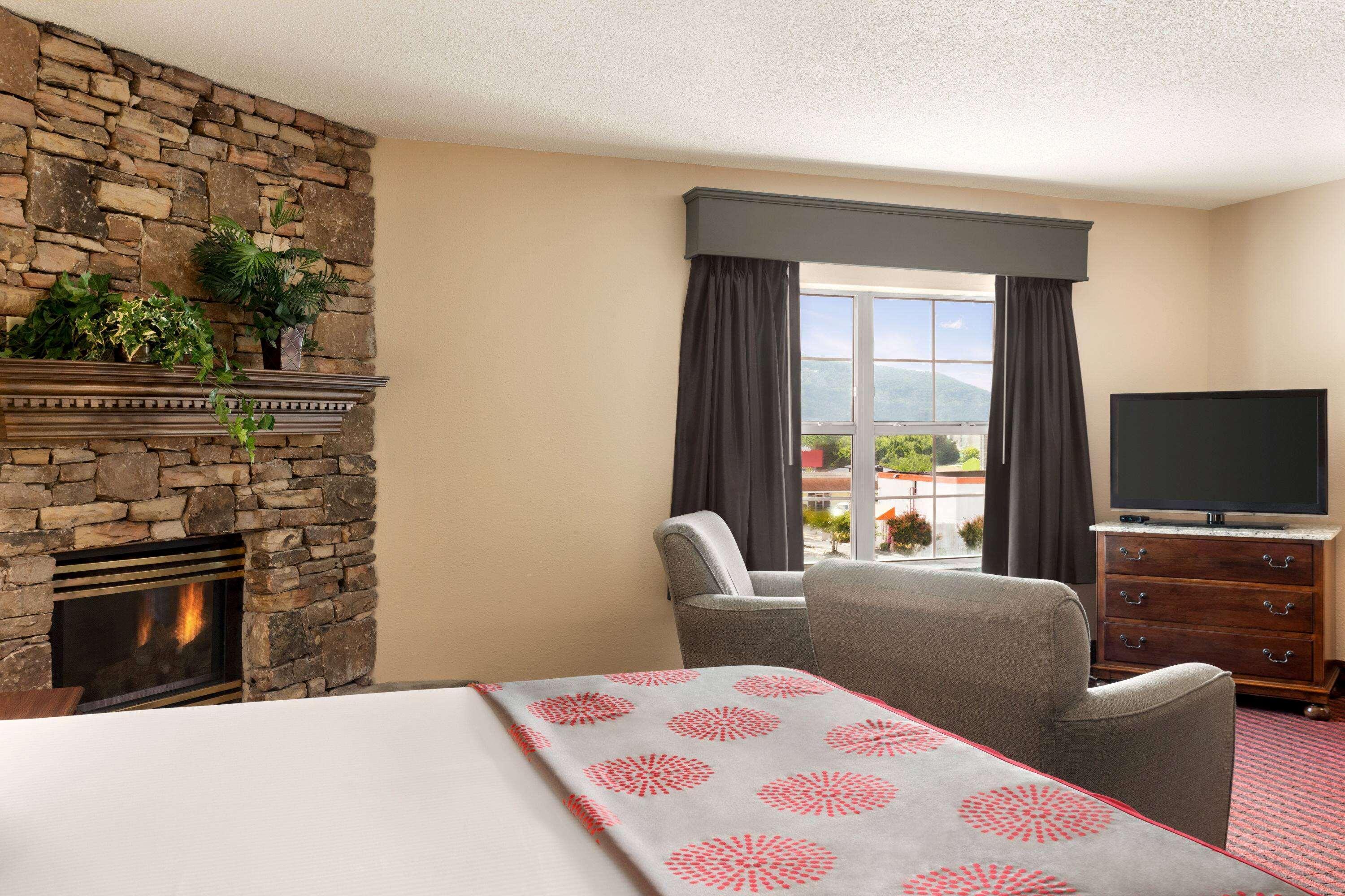 Отель Ramada By Wyndham Pigeon Forge North Экстерьер фото