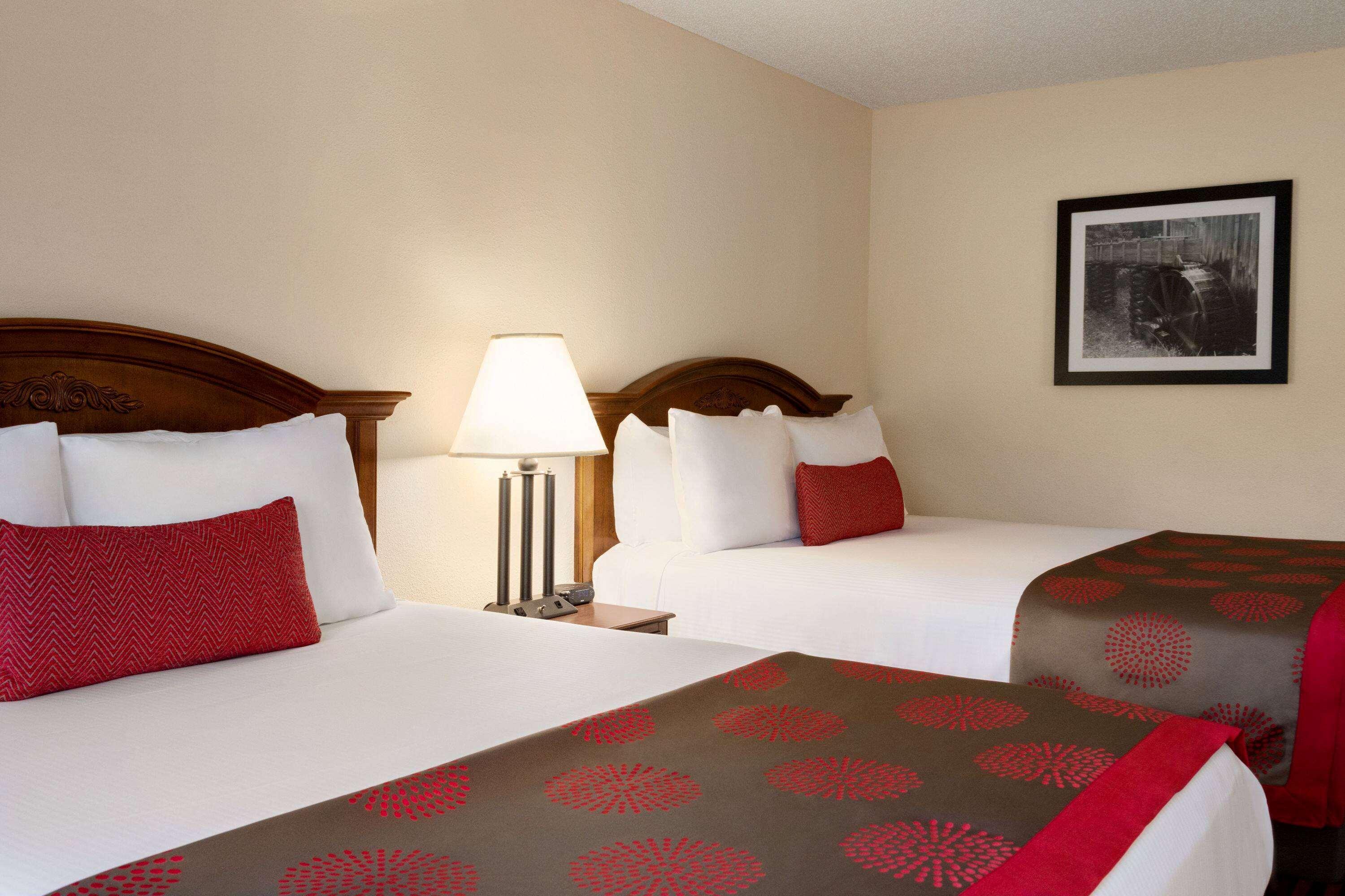 Отель Ramada By Wyndham Pigeon Forge North Экстерьер фото