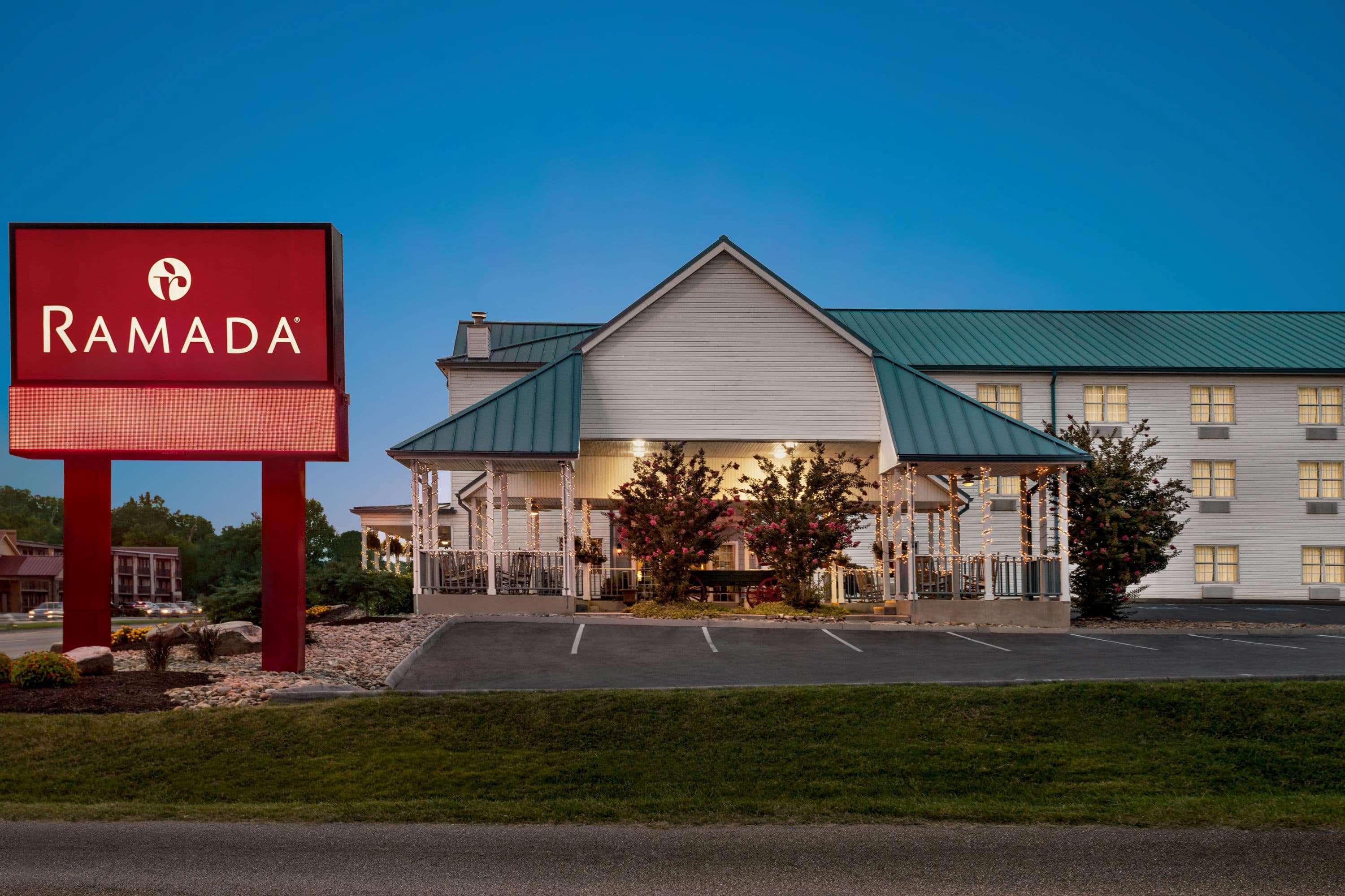 Отель Ramada By Wyndham Pigeon Forge North Экстерьер фото