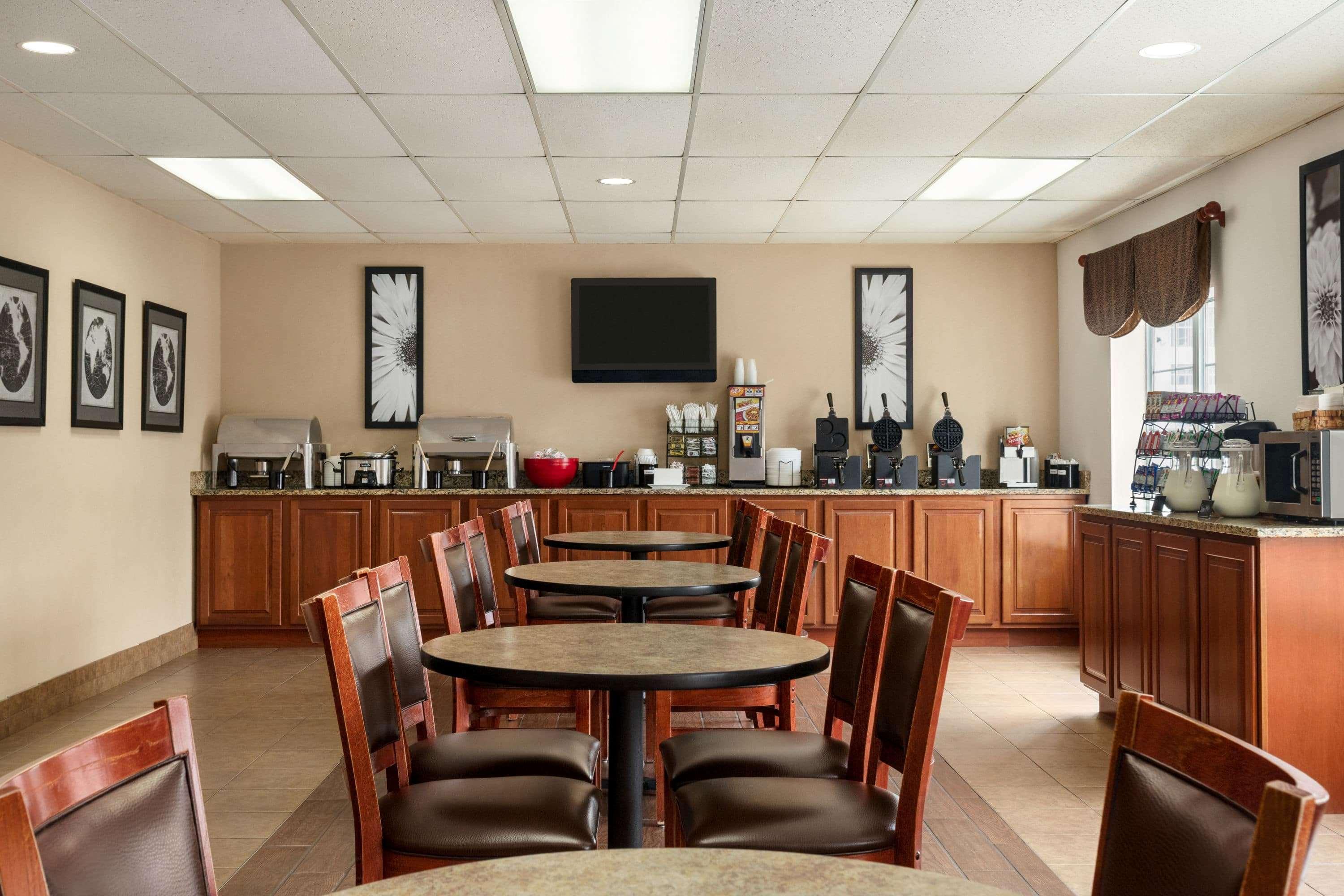 Отель Ramada By Wyndham Pigeon Forge North Экстерьер фото