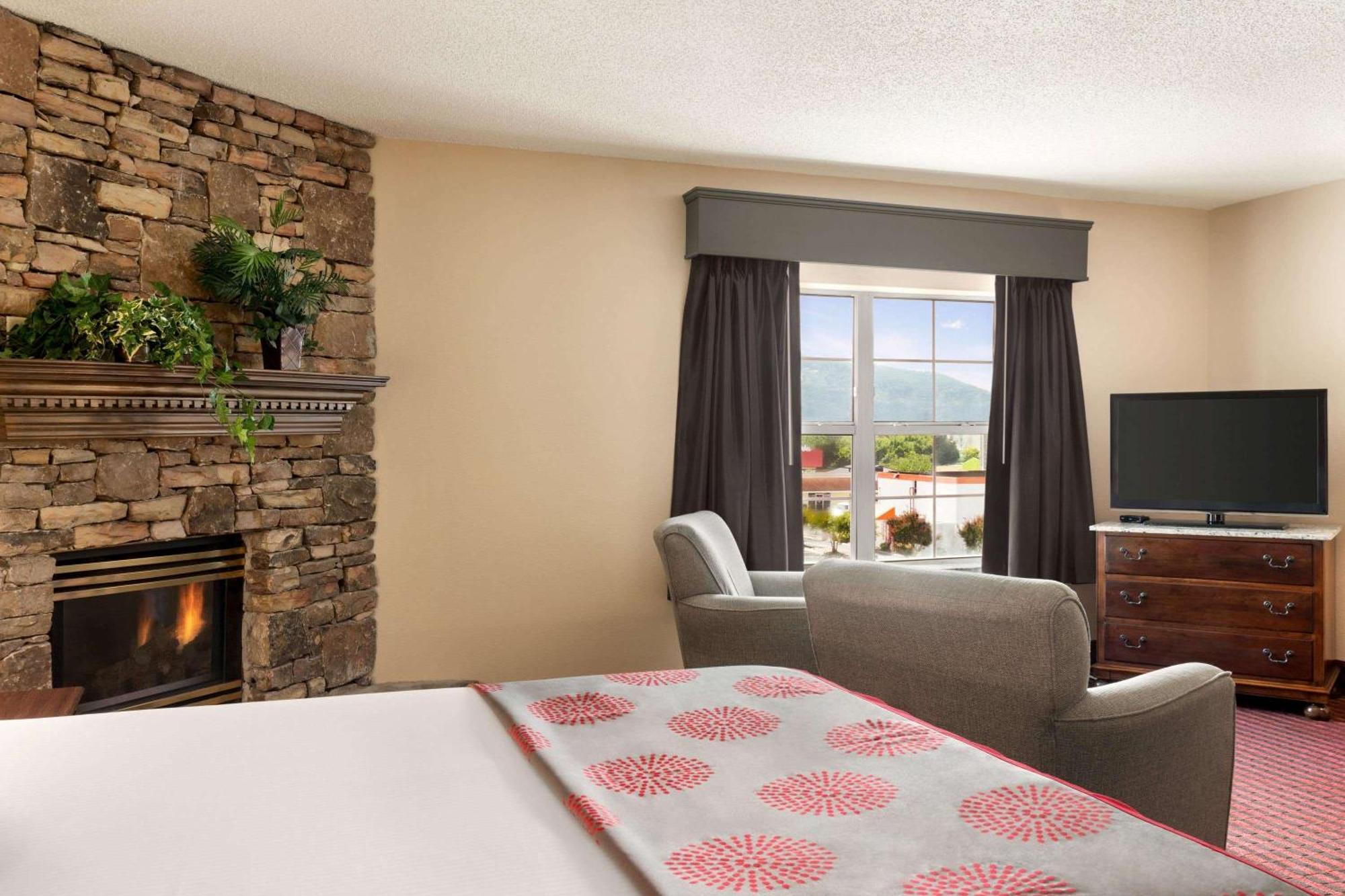 Отель Ramada By Wyndham Pigeon Forge North Экстерьер фото