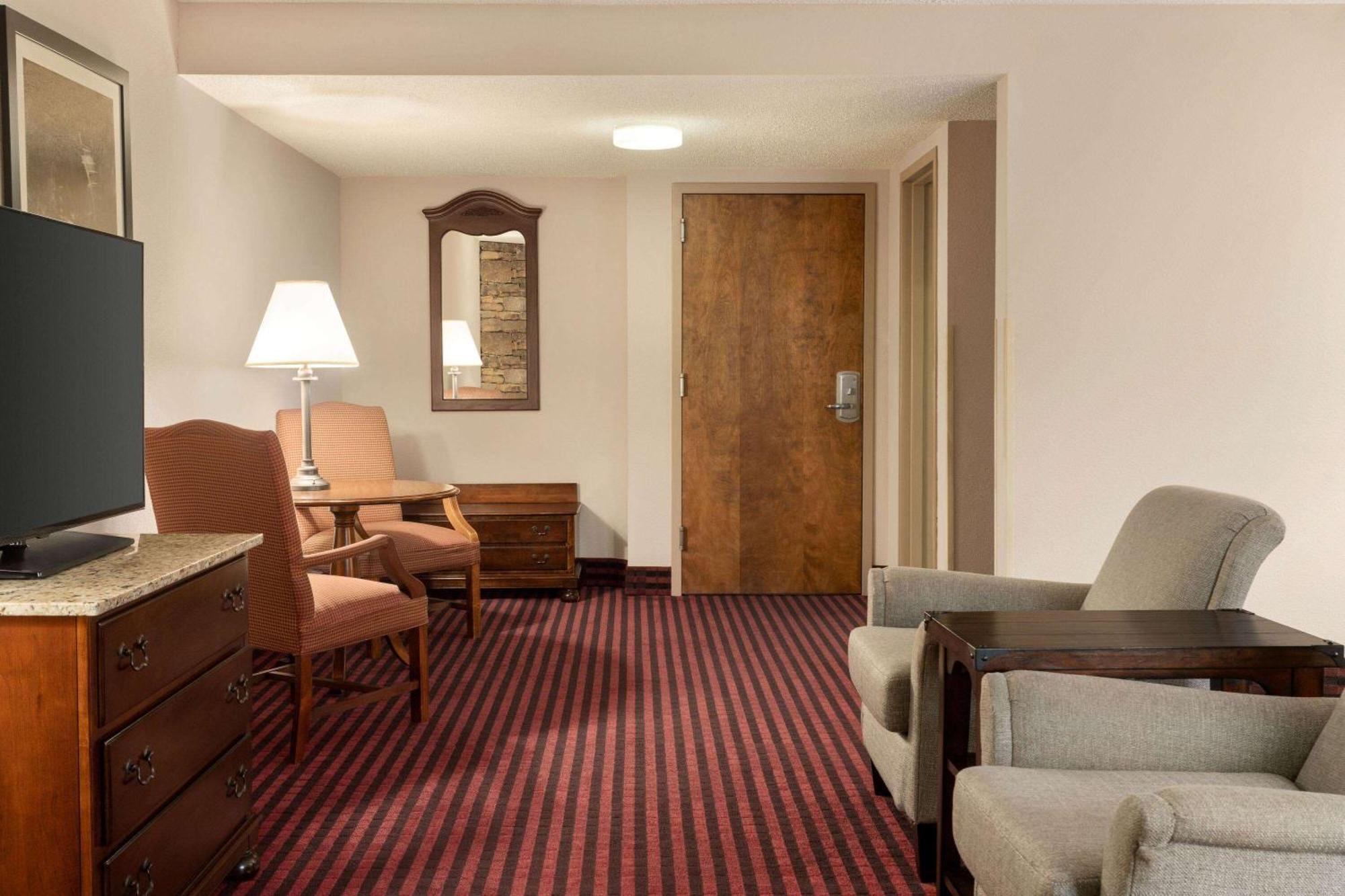 Отель Ramada By Wyndham Pigeon Forge North Экстерьер фото