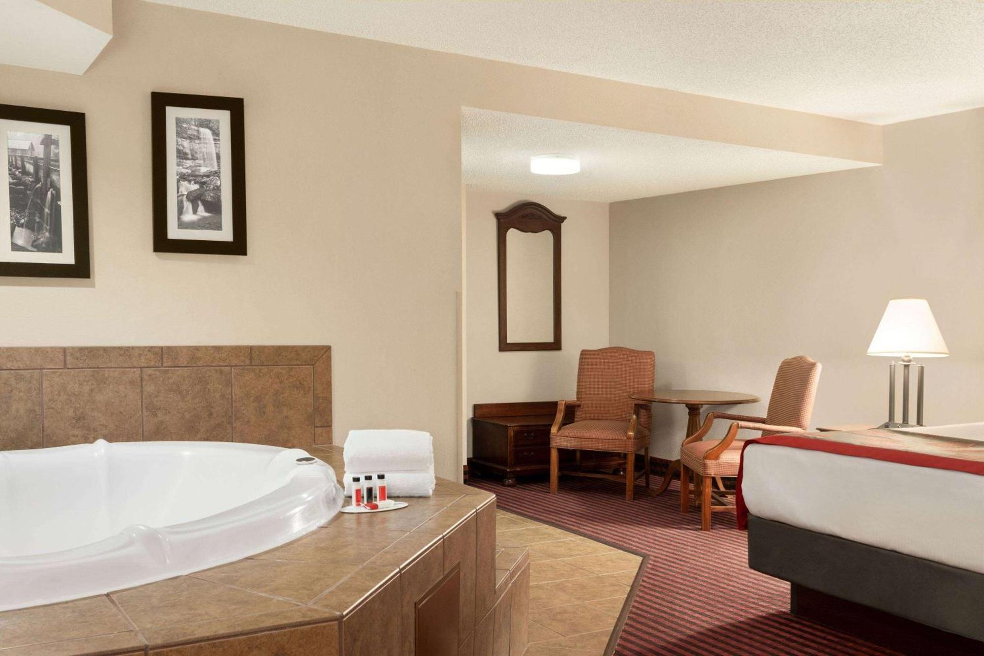 Отель Ramada By Wyndham Pigeon Forge North Экстерьер фото