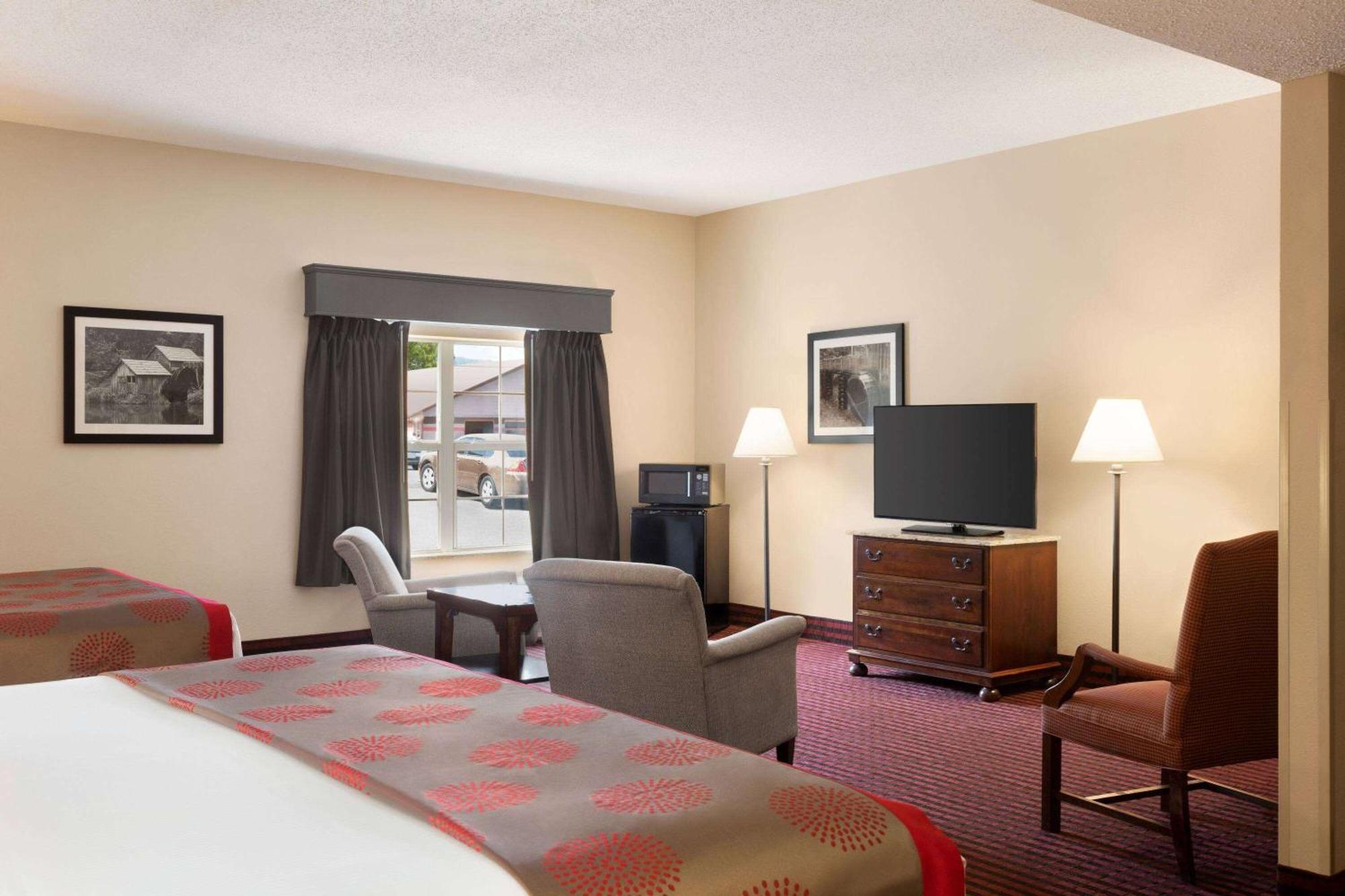 Отель Ramada By Wyndham Pigeon Forge North Экстерьер фото