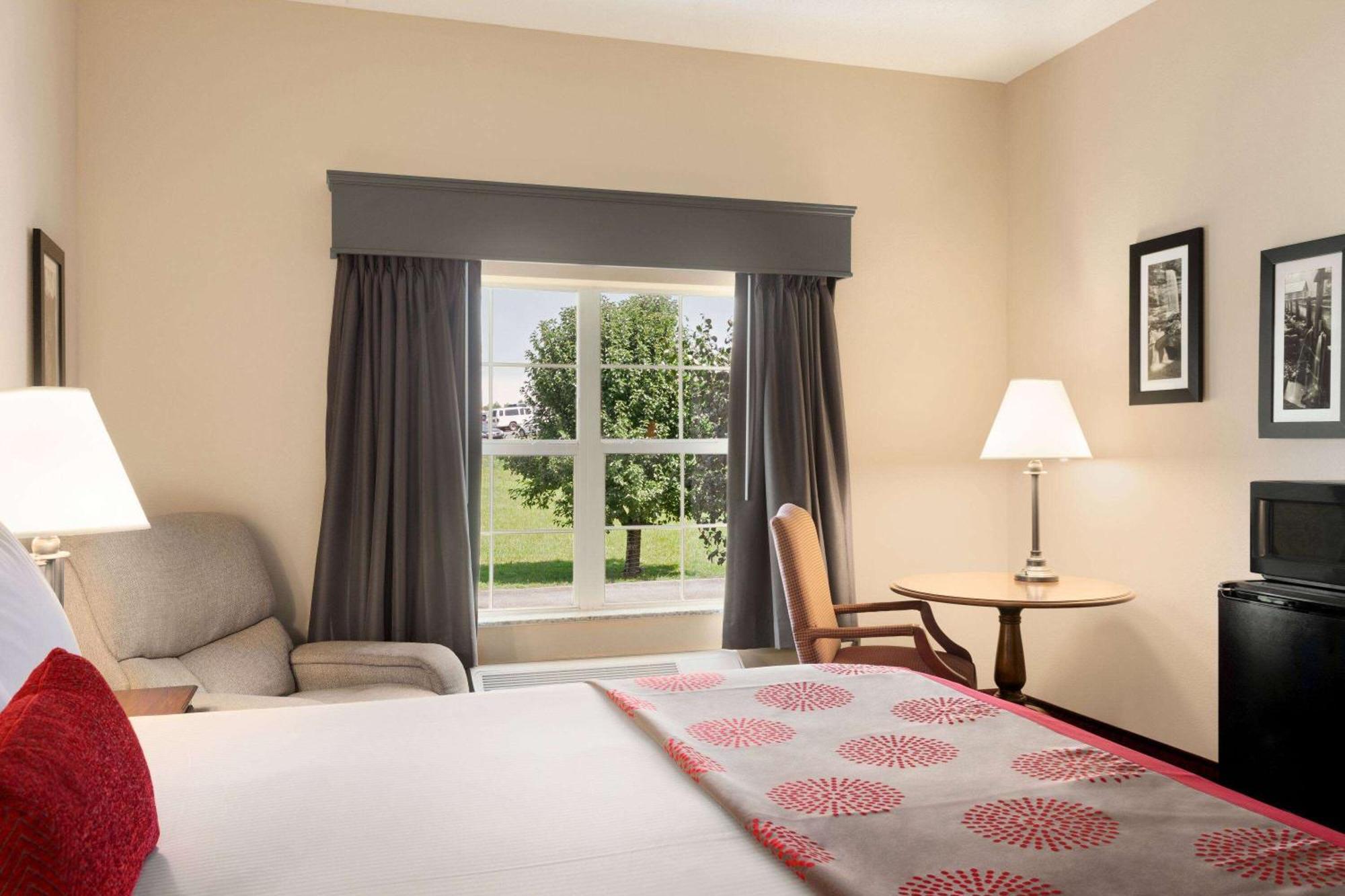 Отель Ramada By Wyndham Pigeon Forge North Экстерьер фото
