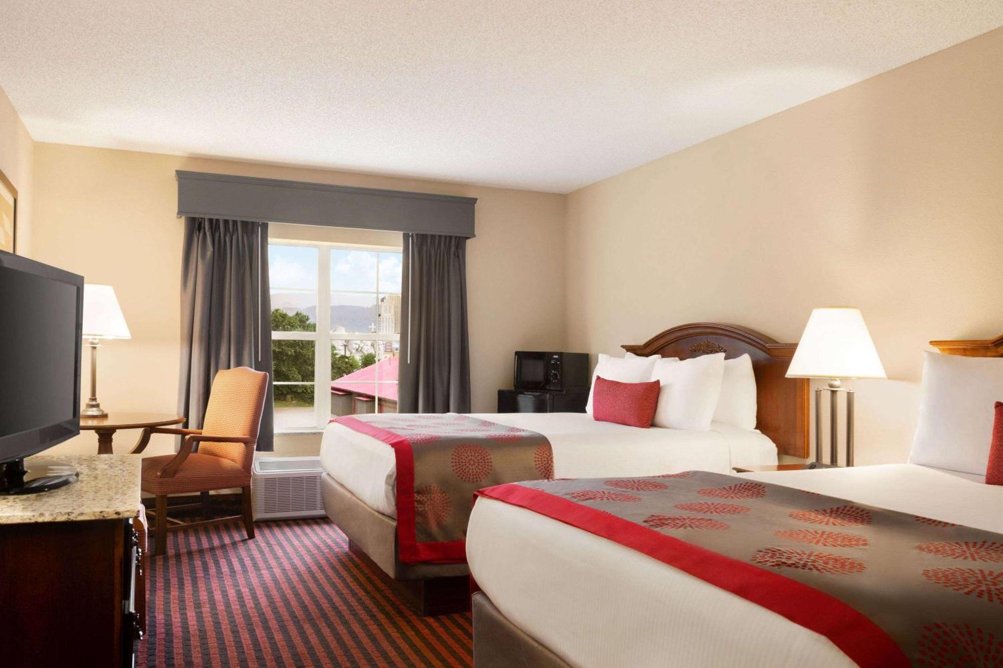 Отель Ramada By Wyndham Pigeon Forge North Экстерьер фото