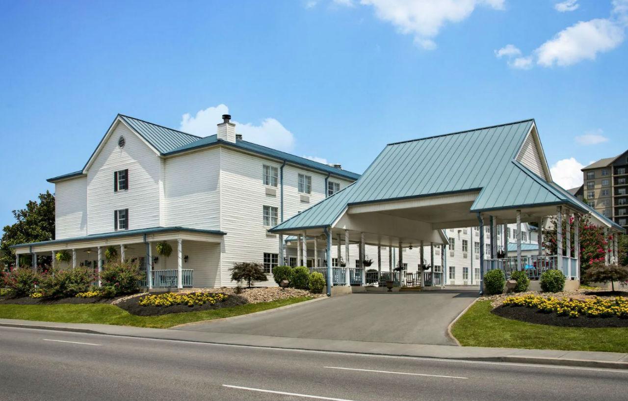 Отель Ramada By Wyndham Pigeon Forge North Экстерьер фото